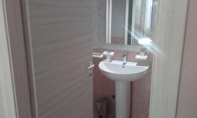 Albergo Elena 3 Via Emilia Ovest 347 パルマ エクステリア 写真